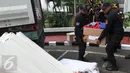 Ditjen Bea dan Cukai Kementerian Keuangan menata barang-barang tekstil selundupan, di Jakarta, Rabu (3/5). Barang-barang tekstil selundupan tersebut berupa pakaian, kain yang merupakan produksi dari PT SPL di Bandung. (Liputan6.com/Angga Yuniar)