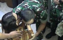 Sambil Menahan Tangis Ibunda Prada Lucky Sujud di Hadapan Pangdam: Tolong Bapak Saya Untuk Keadilan