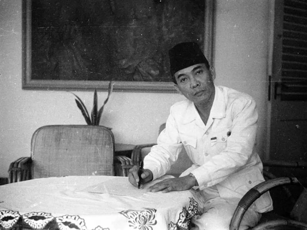 Melihat gagahnya Soekarno, sang bapak Proklamator Republik Indonesia. (Sumber Foto: apaopinilo.wordpress.com)