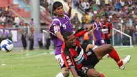 Pemain Persik, Mahyadi Panggabean berduel dengan pemain Persipura Jayapura, Yustinus Pae (depan) dalam lanjutan ISL di Stadion Brawijaya, Kediri, Rabu (25/11). FOTO ANTARA/Arief Priyono