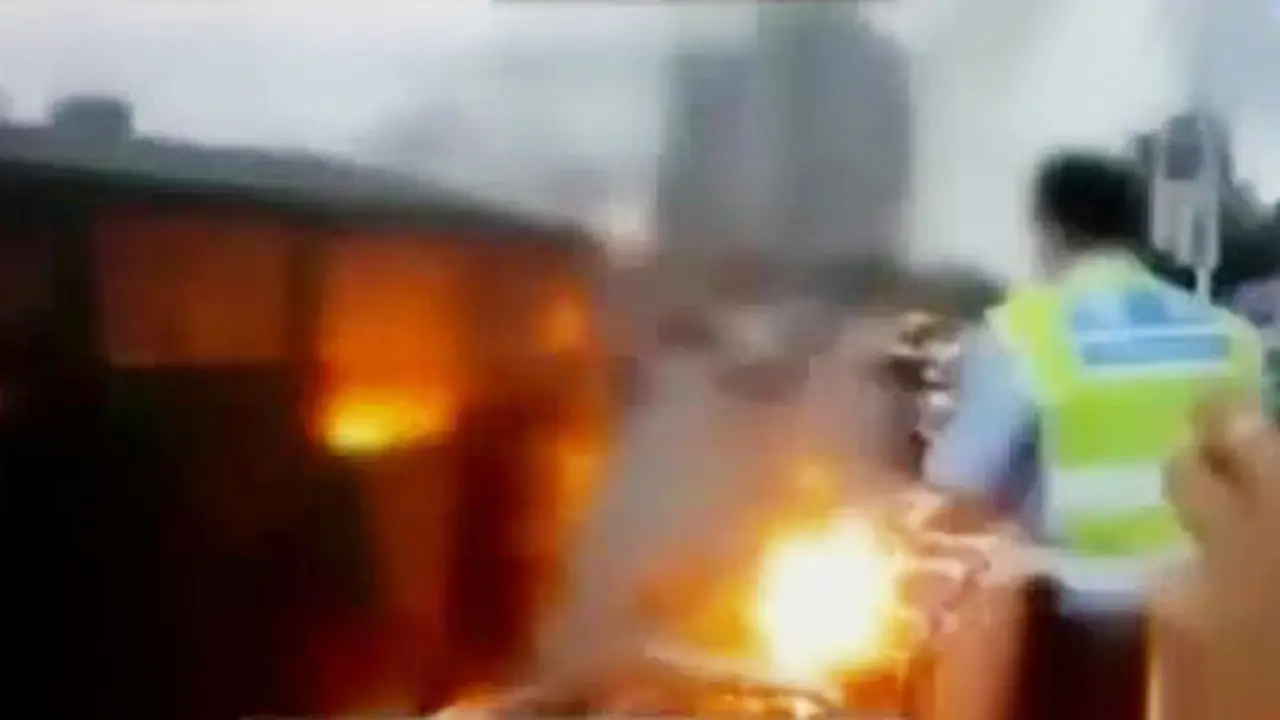 Wanita Terbakar dalam Mobil Saat Kabur dari Tilang