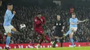 Gelandang Manchester City, Kevin De Bruyne berusaha mencetak gol saat bertanding melawan Liverpool selama pertandingan babak 16 besar Piala Liga Inggris di stadion Etihad di Manchester, Inggris, Jumat (23/12/2022). Man City menang tipis atas Liverpool 3-2. (AP Photo/Jon Super)