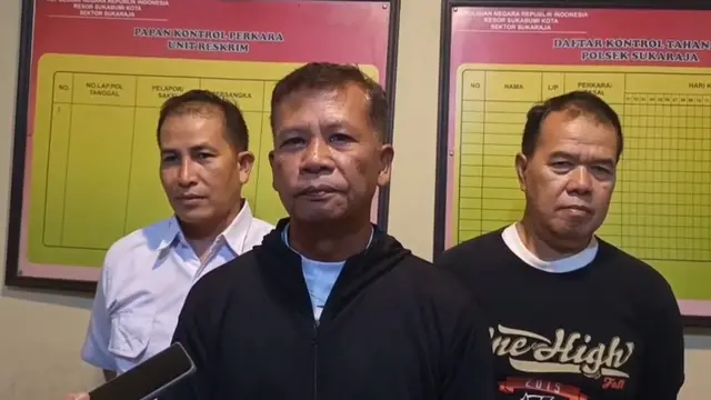 Kapolsek Sukaraja Kompol Agus Khusaini (tengah) saat memberikan keterangan penangkapan wartawan memalak di SDN Sukaraja 2, Sukabumi. (Istimewa).
