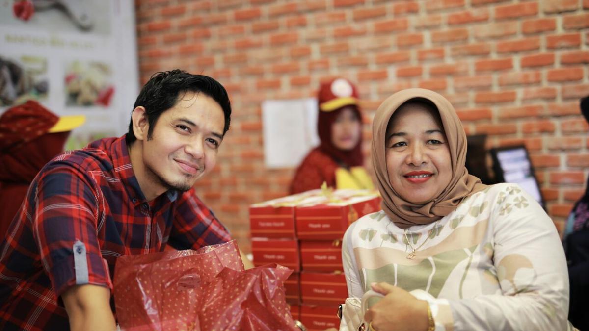 Dude Harlino Ajak Rekreasi Pelanggan di Kota Padang - ShowBiz Liputan6.com