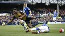Striker Arsenal, Danny Welbeck, terjatuh saat berebut bola dengan pemain Everton dalam laga Liga Inggris di Stadion Goodison Park, Sabtu (19/3/2016). (Action Images via Reuters/Carl Recine)