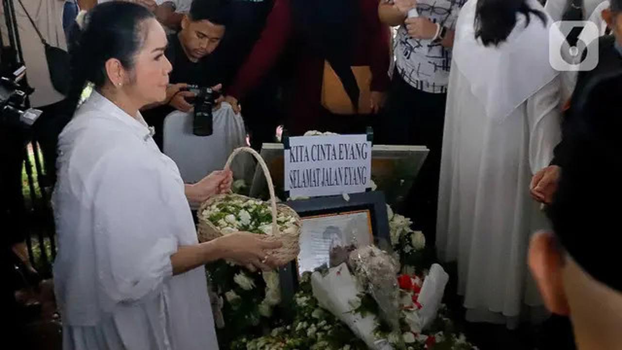 Sejumlah Pesohor Hadiri Prosesi Pemakaman Penyanyi dan Artis Legendaris Titiek Puspa
