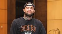 Kapten Borneo FC, Diego Michiels berpose di depan fotografer setelah program wawancara Lebih Dekat di Hotel Gran Senyiur, Balikpapan, Kalimantan Timur, Sabtu (18/05/2024). (Bola.com/Bagaskara Lazuardi)