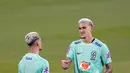 Pemain Brasil Pedro (kedua kiri) dan rekan satu timnya menghadiri sesi latihan di Stadion Grand Hamad, Doha, Qatar, 29 November 2022. Brasil akan menghadapi Kamerun dalam pertandingan sepak bola Grup G Piala Dunia 2022 pada 2 Desember. (AP Photo/Andre Penner)