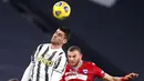 Striker Juventus, Alvaro Morata, duel udara dengan pemain SPAL, Francesco Vicari, pada laga Coppa Italia di Stadion Allianz, Rabu (27/1/2021). Juventus menang dengan skor 4-0. (Fabio Ferrari/LaPresse via AP)