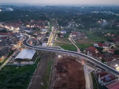 Foto udara memperlihatkan progres pembangunan jalan layang (flyover) di Tenjo, Kabupaten Bogor, Jawa Barat, Senin (11/8/2025). (merdeka.com/Arie Basuki)