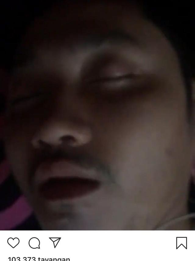 Tangkapan kamera video Angga Wijaya sedang tidur. (Foto: Dok. Instagram @dewiperssikreal)