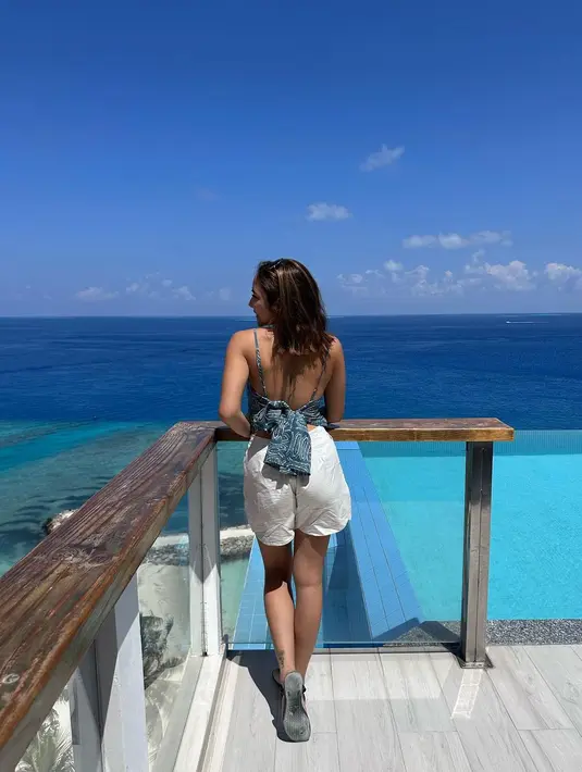 Backless top dan short pants jadi kombinasi outfit yang comfy sekaligus stylish. [Foto: IG/gisel_la].