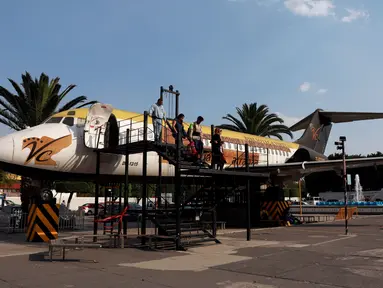 Pesawat McDonnell Douglas DC 9-14 yang disulap menjadi perpustakaan virtual, Meksiko (14/3). Pesawat ini diubah menjadi perpustakaan untuk melayani pengunjung mencari pengetahuan dan informasi melalui komputer dan buku. (Reuters/Henry Romero)