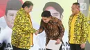 Ketua Umum Golkar Airlangga Hartarto telah menyerahkan surat rekomendasi hasil Rapimnas kepada Gibran. (Liputan6.com/Angga Yuniar)