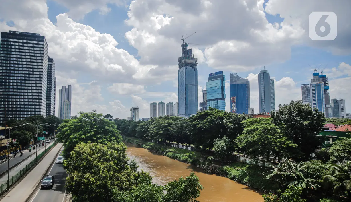 Pemandangan gedung-gedung perkantoran di kawasan Kuningan, Jakarta, Kamis (2/4/2020). Dinas Lingkungan Hidup DKI Jakarta menyatakan adanya perbaikan kualitas udara Ibu Kota karena penerapan work from home untuk mencegah meluasnya penyebaran virus corona COVID-19. (Liputan6.com/Fazial Fanani)