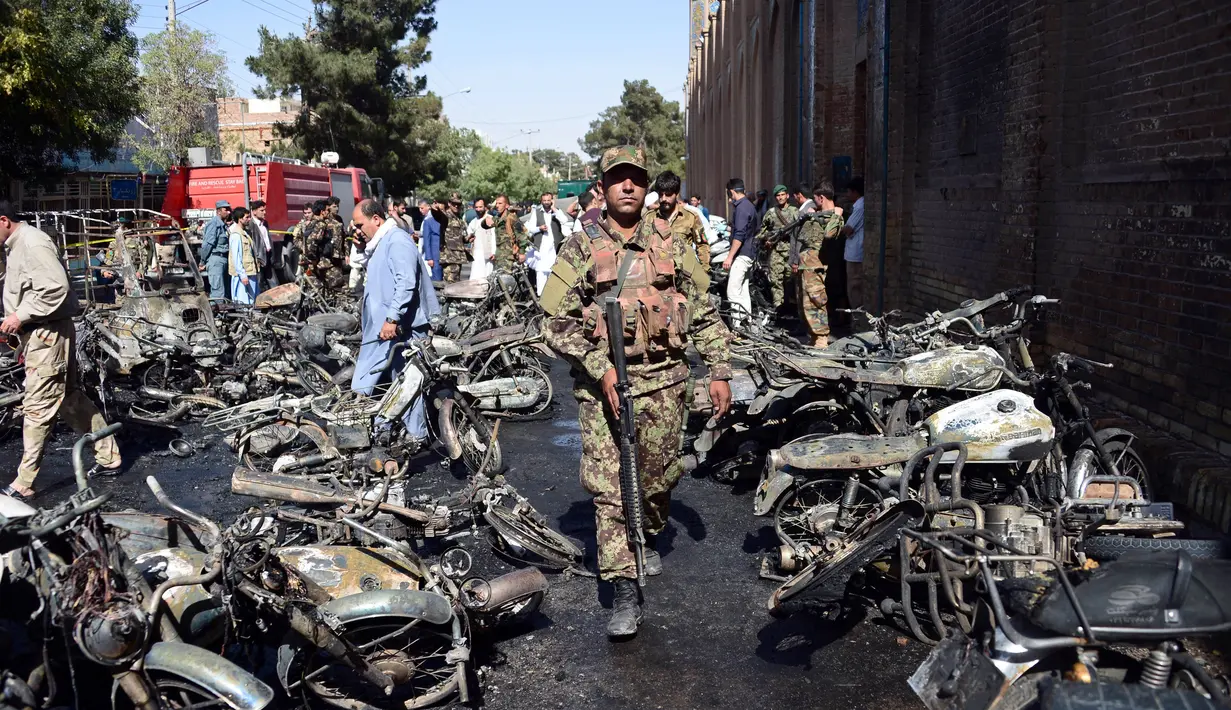Militer Afghanistan tiba di lokasi ledakan bom yang terjadi di luar masjid bersejarah, Masjid Jami, kota Herat, Selasa (6/6). Pejabat setempat menduga bom itu disembunyikan di sebuah sepeda motor, yang berada di area parkir masjid. (HOSHANG HASHIMI/AFP)