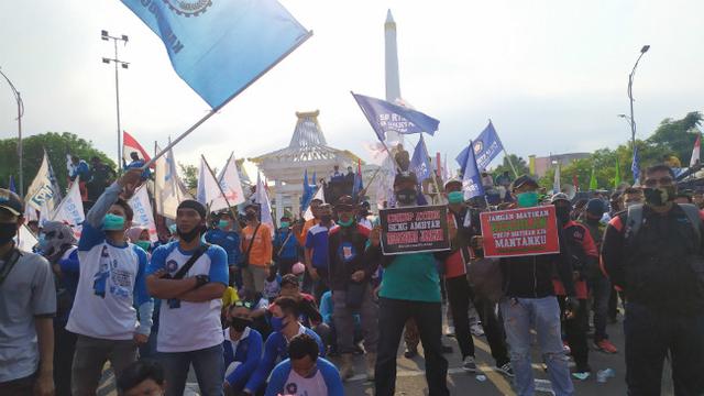 Tugu Pahlawan Jadi Saksi Bisu Perjuangan Buruh Tolak Uu Cipta Kerja Surabaya Liputan6 Com