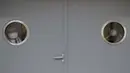 Staf Roland Garros yang mengenakan masker menyaksikan petenis Prancis Jeremy Chardy dan Jurij Rodionov dari Austria pada pertandingan putaran pertama Prancis Terbuka di stadion Roland Garros di Paris, pada 27 September 2020. (AP Photo / Alessandra Tarantino)