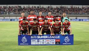 Pemain Madura United ketika melawan Persija Jakarta&nbsp;pada lanjutan BRI Super League 2025/2026 di Stadion Gelora Ratu Pamelingan, Jumat (24/10/2025) malam WIB. (Bola.com/Abdul Aziz)