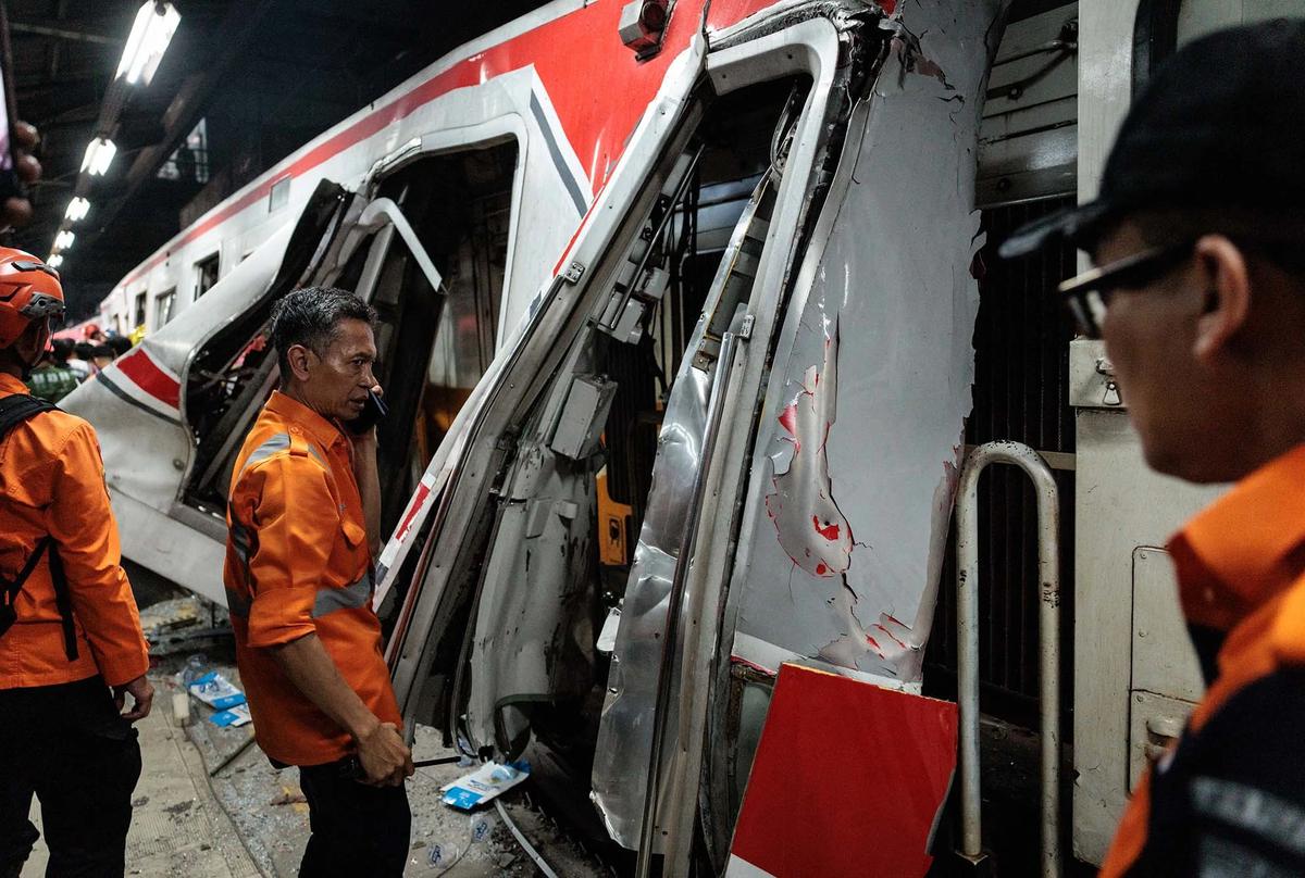 FOTO Kerusakan Parah Gerbong KRL Commuterline  Usai Dihantam Argo Bromo Anggrek