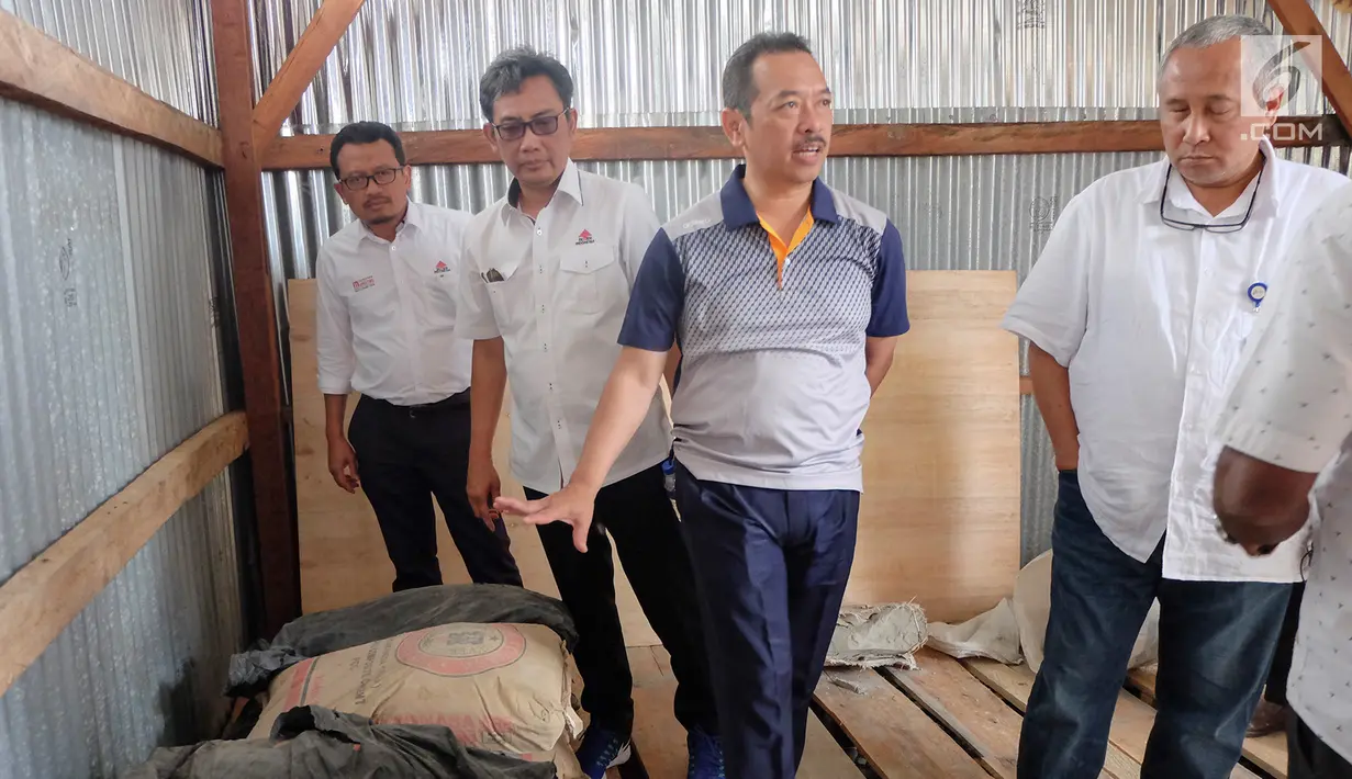 Deputi Bidang Pertambangan dan Industri Strategis Kementerian BUMN Fajar Harry Sampurno, dan Direktur Pemasaran dan Supply Chain Semen Indonesia Ahyanizzaman saat meninjau toko pengecer semen di Kabupaten Puncak Jaya dan Wamena(12/08) (Liputan6.com/Pool)