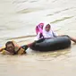 SAR berusaha menyeberangkan siswa melintasi Sungai Oya. (Foto: Sukro Riyadi/KRJogja.com)