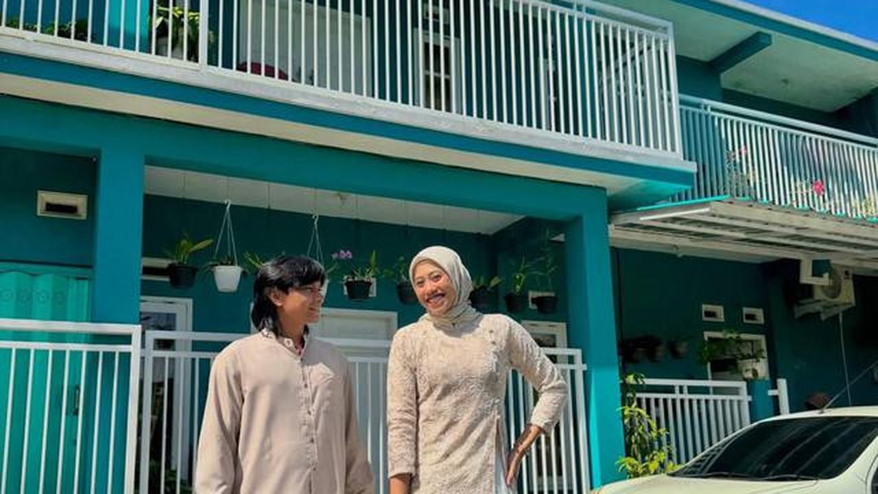 6 Potret Ruang Tamu Rumah Megawati Hangestri, Elegan dengan Lemari Piala