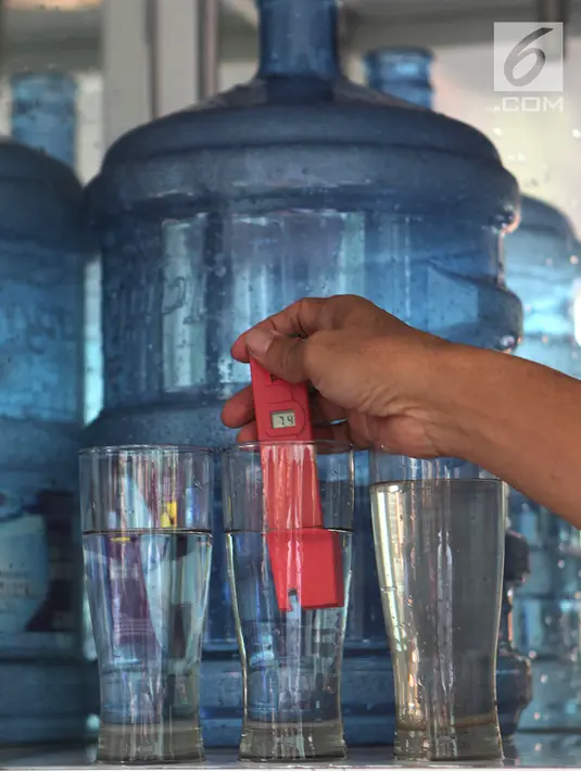 Pengecekan kandungan air yang diproses dengan Portable Water Treatment di Kantor PJT II, Jakarta, Jumat (9/11). Pengecekan dilakukan pada acara simbolis pelepasan bantuan untuk Palu dan Donggala. (Merdeka.com/Imam Buhori)