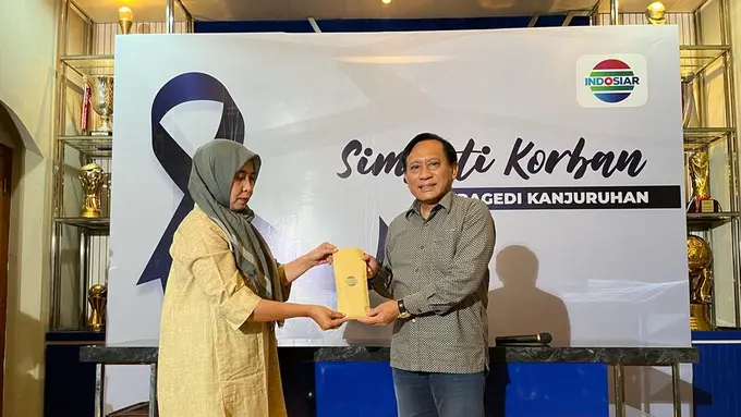 Dirut Indosiar Imam Sudjarwo  menyerahkan tali asih korban tragedi Kanjuruhan. (Istimewa)