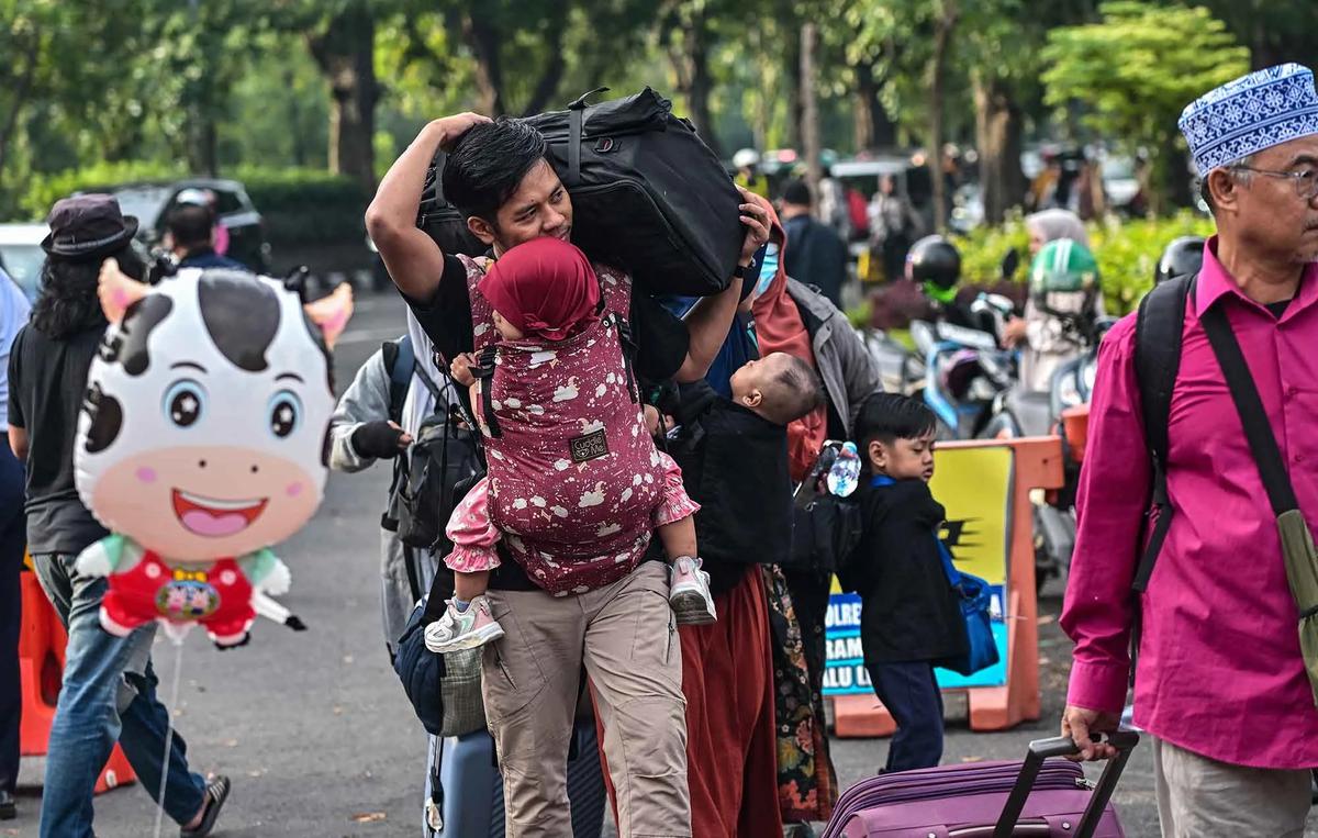 FOTO: Ribuan Warga Antusias Ikuti Program Mudik Gratis di Surabaya