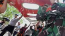 Petugas gabungan membawa bagian pesawat AirAsia QZ8501 yang sudah dipotong untuk segera dimasukan kedalam gudang penyimpanan di Pelabuhan Panglima Utar, Kumai, Kalimantan Tengah, Senin (12/01/2015). (Liputan6.com/Andrian M Tunay)