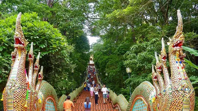 Tangga naga yang indah ini membawa Anda ke kuil Doi Suthep, dekat Chiang Mai.