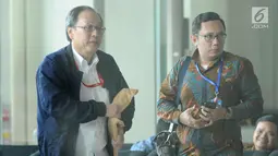 Pengusaha, Made Oka Masagung (kiri) bersiap menjalani pemeriksaan di Gedung KPK, Jakarta, Kamis (9/11). Made Oka Masagung diperiksa sebagai saksi kasus dugaan korupsi e-KTP. (Liputan6.com/Helmi Fithriansyah)