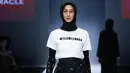 Ketika Paula Verhoeven mengenakan hijab saat berada di acara Jakarta Fashion Week 2019 lalu, dirinya mendapat pujian dari warganet melalui kolom komentar di akun Instagram miliknya. (Liputan6.com/IG/@paula_verhoeven)