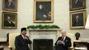 Kunjungan kerja ke Amerika Serikat (AS), Presiden Republik Indonesia Prabowo Subianto melakukan pertemuan bilateral dengan Presiden AS, Joe Biden. (Brendan SMIALOWSKI/AFP)