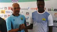 Ezechiel N'Douassel (kanan) bersama caretaker pelatih Persib, Herrie Setyawan  saat diperkenalkan sebagai pemain baru Persib Bandung, di kantor PT Persib Bandung Bermartabat, Selasa (8/8/2017). (Liputan6.com/Kukuh Saokani)