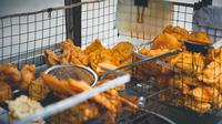 Ilustrasi makanan gorengan, camilan. (Photo by Afif Kusuma: https://www.pexels.com/photo/food-plate-healthy-restaurant-9843326/)