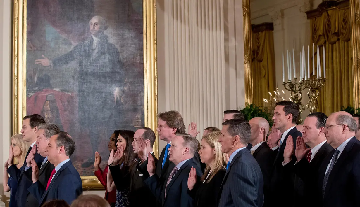 Penasihat Senior Presiden yang juga menantu Presiden AS Donald Trump, Jared Kushner bersama sejumlah orang mengambil sumpah sebagai penasihat senior dan staf dalam acara pelantikan di Gedung Putih, Washington, Minggu (22/1). (AP Photo/Andrew Harnik)