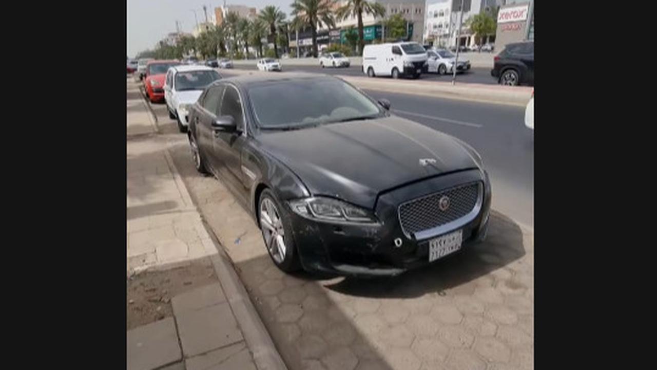 Orang Arab Seenaknya Tinggalkan Bentley Hingga Jaguar di Pinggir Jalan Sampai Bulukan