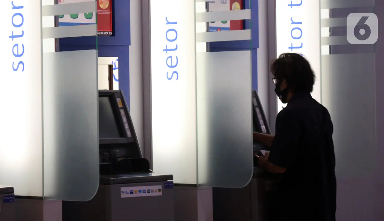 Nasabah melakukan transaksi di gerai ATM, Tangerang, Banten, Kamis (4/11/2021). Bank Indonesia (BI) akan segera meluncurkan sistem pembayaran cepat BI-Fast Payment pada Desember 2021. (Liputan6.com/Angga Yuniar)