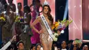 Miss Prancis, Iris Mittenaere berpose setelah dinobatkan menjadi Miss Universe 2016 di Manila, Filipina, Senin (30/1). Iris Mittenaere terpilih sebagai pengganti ratu tercantik sejagad sebelumnya, Pia Alonzo Wurtzbach. (AP Photo/Bullit Marquez)