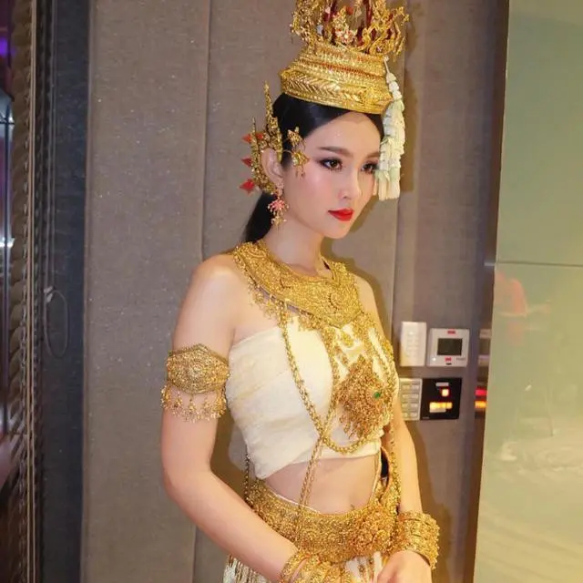 6 Potret Nong Poy Transgender Tercantik Pakai Baju Tradisional, Anggun Berkebaya