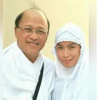 Mario Teguh dan Linna Teguh saat umrah (Instagram/@marioteguh)
