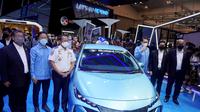Toyota Prius Plug-In Hybrid Electric Vehicle (PHEV) akan menambah jajaran armada taksi Blue Bird