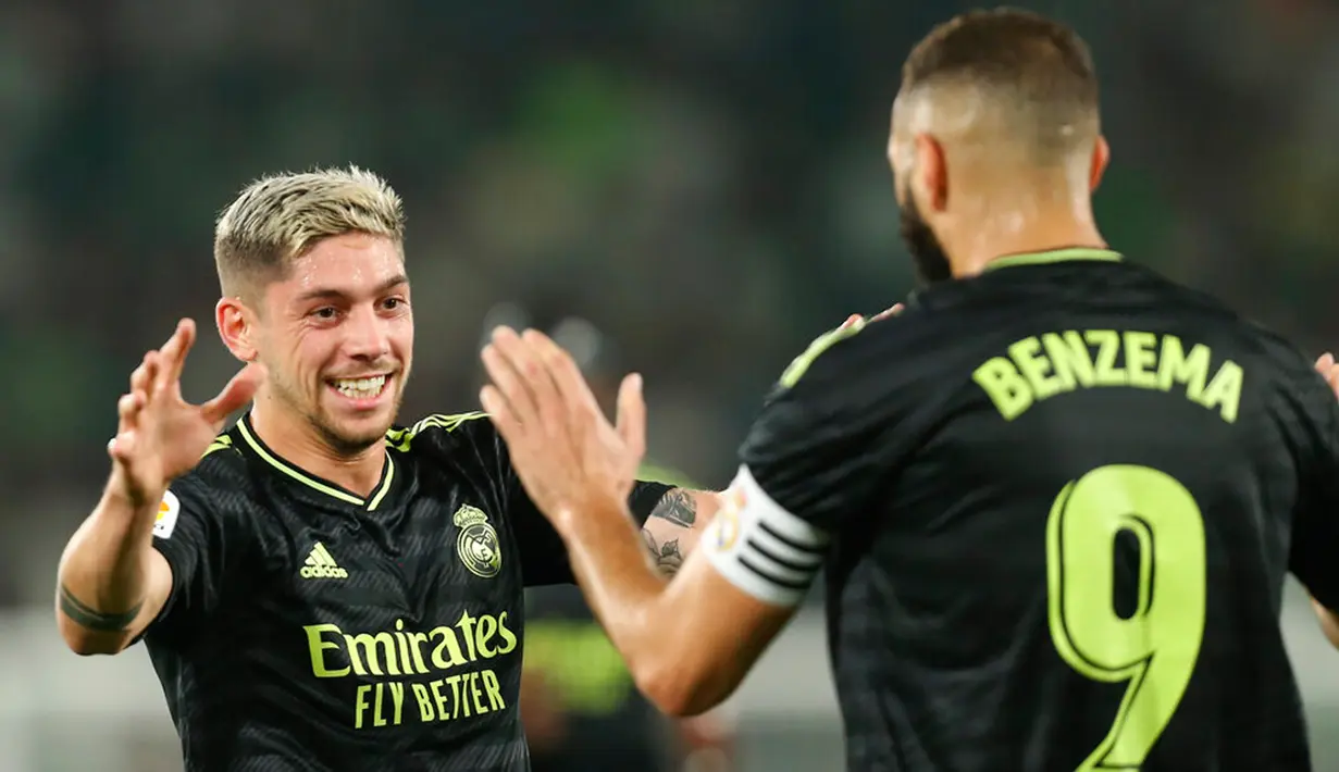 Pemain Real Madrid Federico Valverde (kiri) merayakan dengan rekan setimnya Karim Benzema usai mencetak gol ke gawang Elche pada pertandingan sepak bola La Liga Spanyol di Stadion Martinez Valero, Elche, Spanyol, 19 Oktober 2022. Real Madrid mengalahkan Elche dengan skor 3-0. (AP Photo/Alberto Saiz)