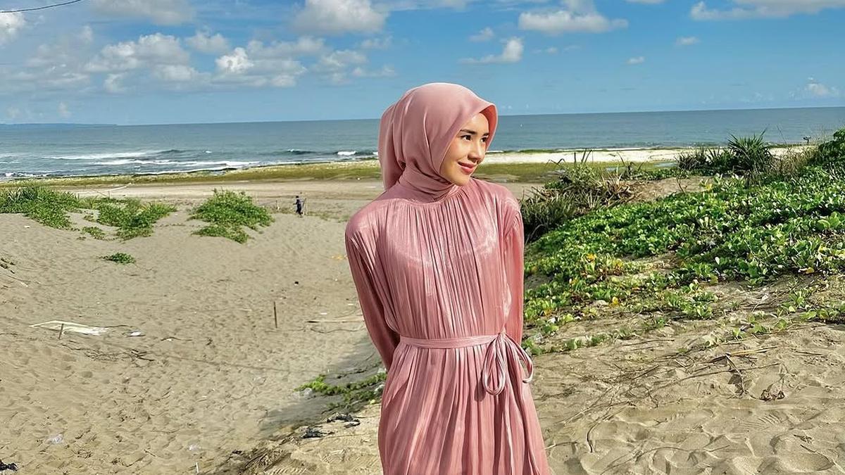 Pesona Elegan Beby Tsabina Berhijab dalam Balutan Gaun Shimmer, Bangkitkan Tren Busana Lebaran Tahun Lalu