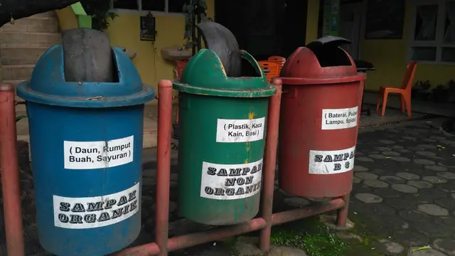 Tong sampah yang dipilah antara sampah organik, anorganik dan limbah B3. (Liputan6.com/ Novia Harlina)