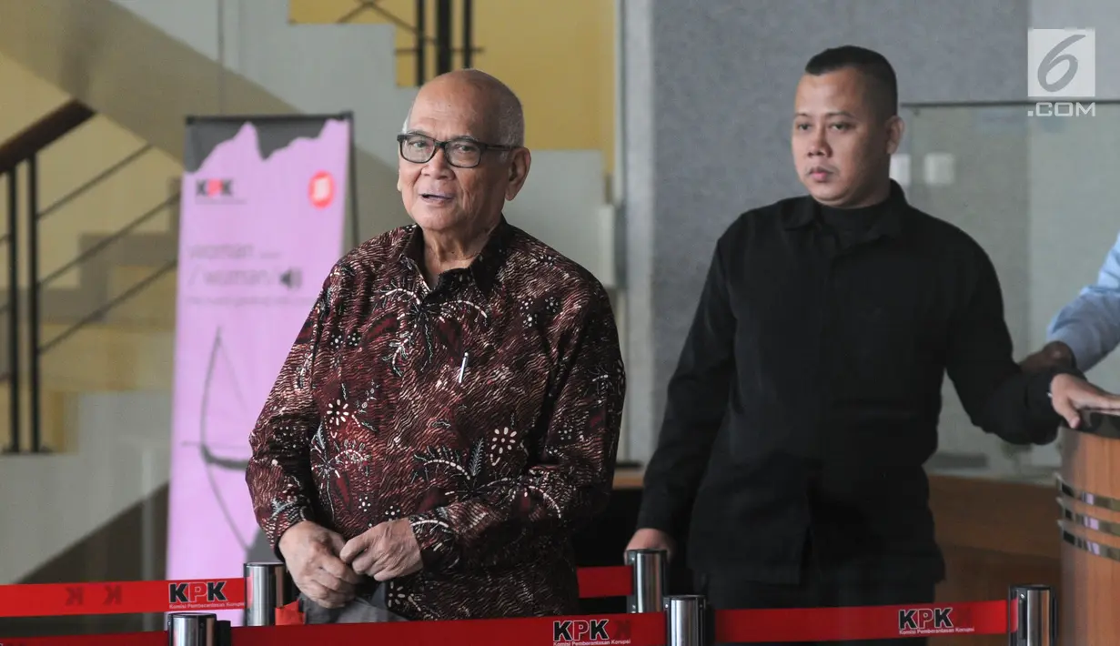 Mantan Menteri Koordinator Bidang Perekonomian Dorodjatun Kuntjoro Jakti usai menjalani pemeriksaan di Gedung KPK, Jakarta, Kamis (4/7/2019). Dorodjatun diperiksa sebagai saksi untuk tersangka Sjamsul Nursalim terkait dugaan korupsi Bantuan Likuiditas Bank Indonesia (BLBI). (merdeka.com/Dwi Narwoko)