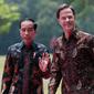 Presiden Joko Widodo atau Jokowi (kiri) berbincang dengan PM Belanda Mark Rutte sebelum pertemuan di Istana Bogor, Jawa Barat, Senin (7/10/19). Pertemuan itu membahas kerja sama strategis antara Indonesia dan Belanda kedepan berdasarkan prinsip kemitraan komprehensif. (AP/Dita Alangkara)