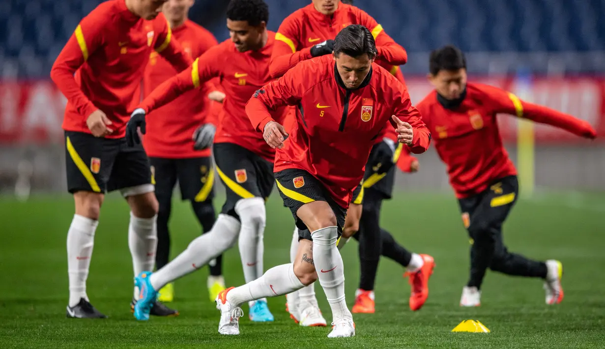 Para pemain China saat mengikuti sesi latihan di Stadion Saitama, Jepang, Rabu (26/1/2022). ). China butuh 3 angka di laga ini. Wu Lei dan kawan-kawan masih ada di urutan 5 klasemen Grup B dengan raihan 5 poin. (AFP/Philip Fong)